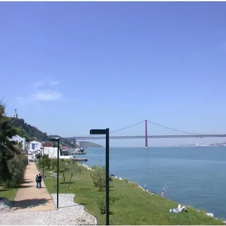 Lisbon South Bay Modern With River View Apartmán *