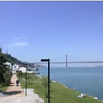 Lisbon South Bay Modern With River View Apartament *