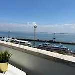 Lisbon South Bay Modern With River View Apartament Almada