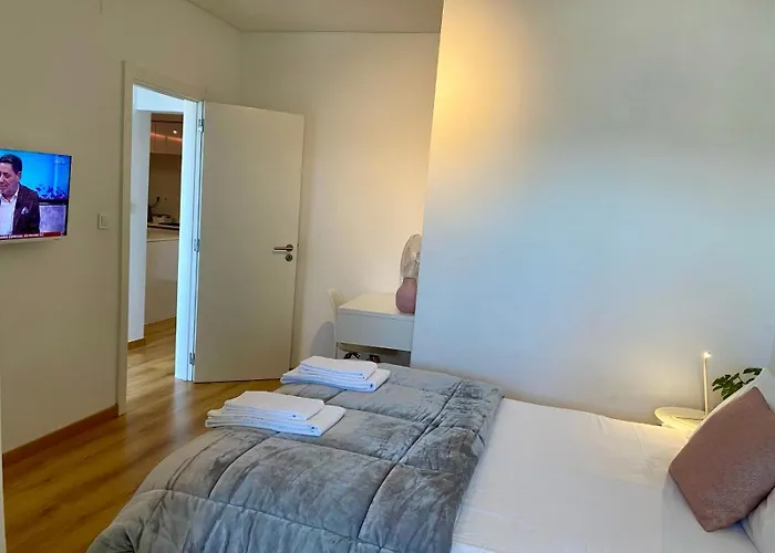 Lisbon South Bay Modern With River View Almada